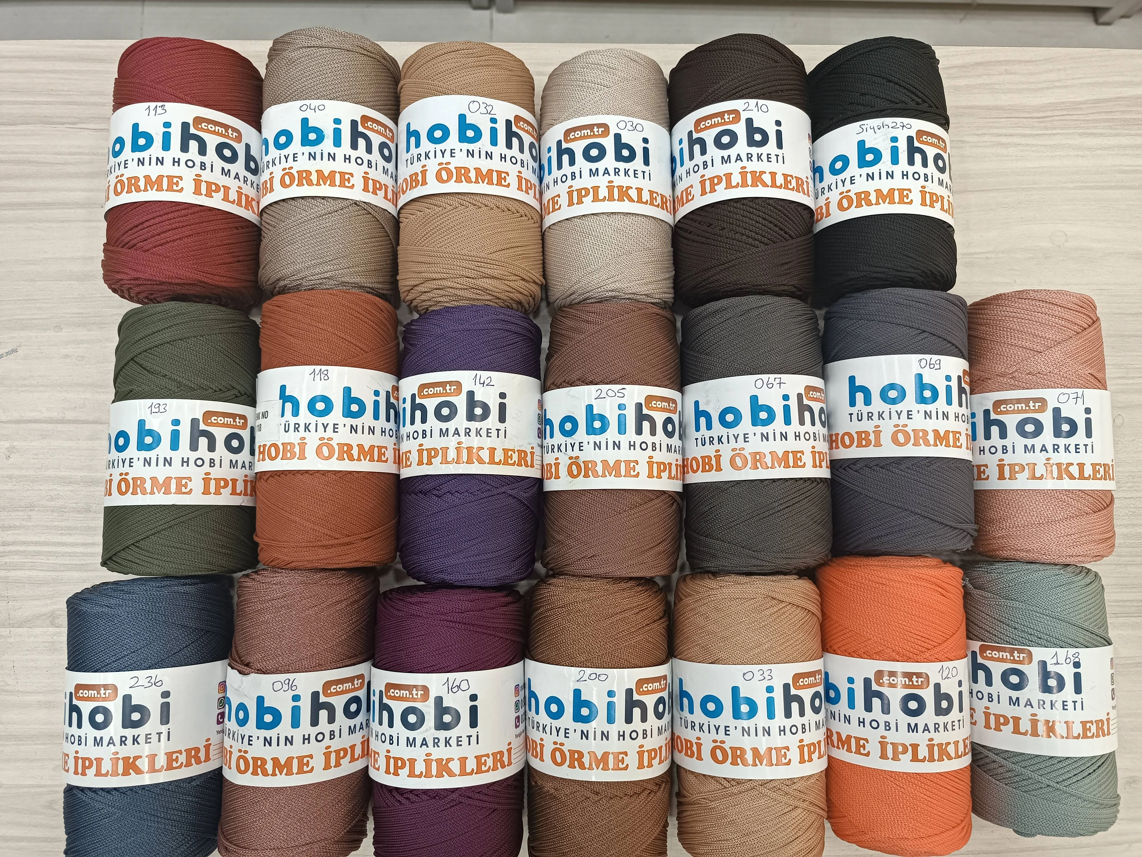 Polyester makrome